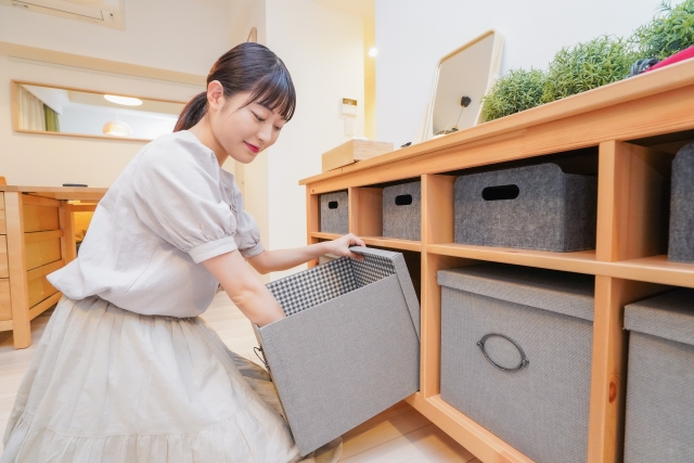 片付けをする女性